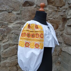 Oplecko ručne vyšívané krivou ihlou