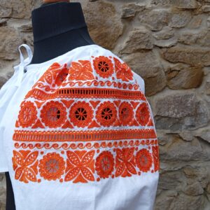 Oplecko ručne vyšívané krivou ihlou