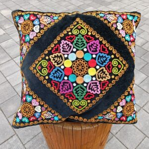 Obliečka na vankúš , výšivka krivou ihlou na zamate