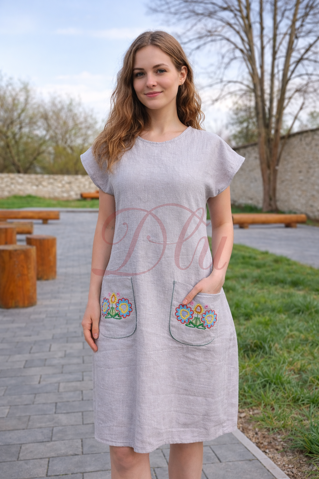 file_0000000007ec71f8b349d350510faee8 ľanové šaty s ručnou výšivkou na vreckách