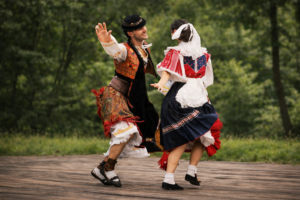 Detviansky ručne vyšívaný kroj