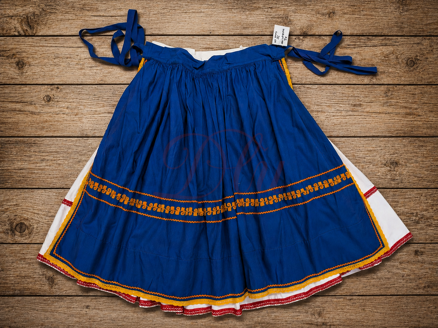 Biela folklórna sukňa so zásterkou vyšívanou krivou ihlou