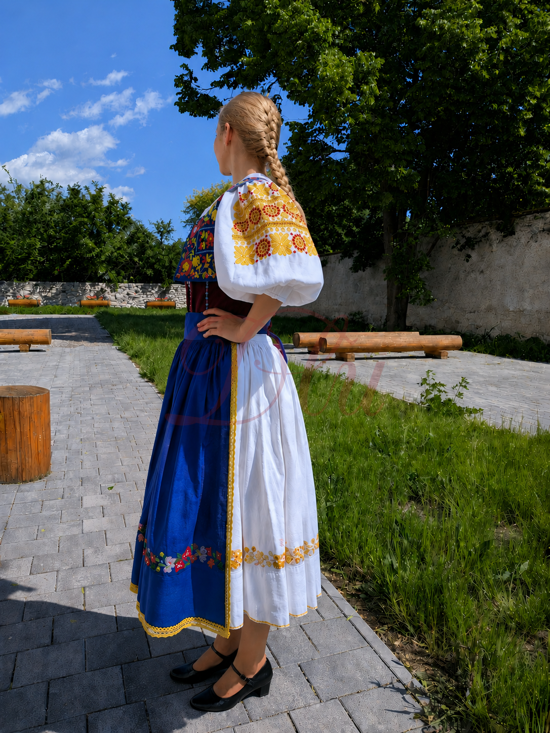 file_00000000b20072469dc127645efa1565 Dievčenský kroj ručne vyšívaný